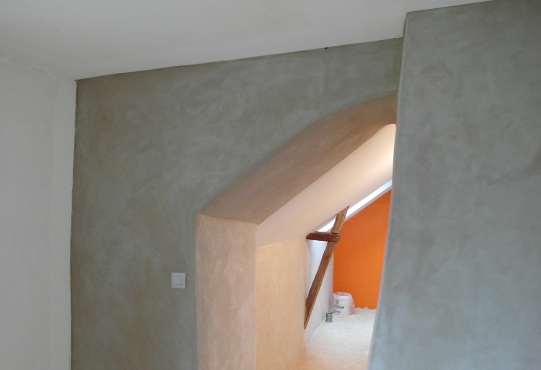 Carole Groulet Architecte - Transformation d'une grange en terre et en pierre, et d'un gite en maison